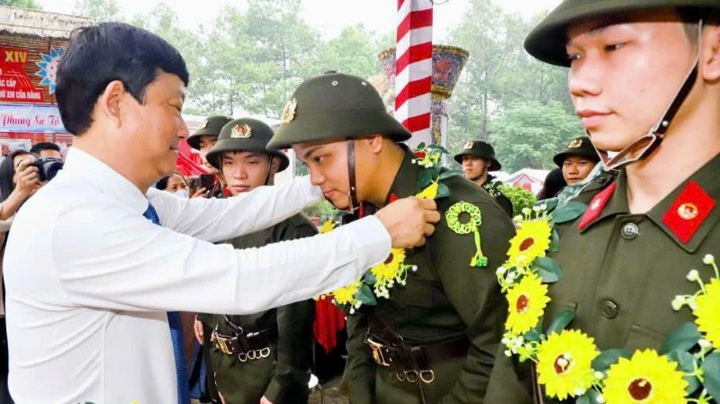 Chủ tịch Ủy ban nhân dân tỉnh Bình Dương Võ Văn Minh trao tặng hoa và động viên tân binh lên đường làm nghĩa vụ thiêng liêng với Tổ quốc. 