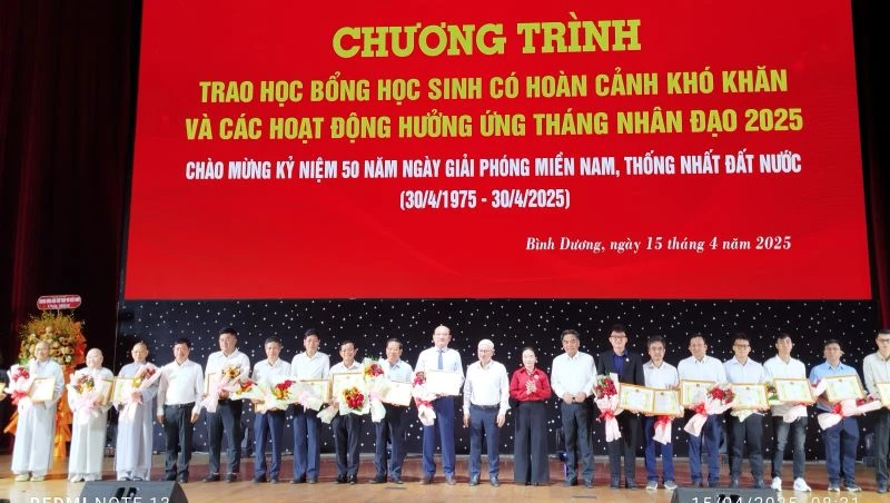 Tri ân và tặng Bằng khen của Chủ tịch Ủy ban nhân dân tỉnh Bình Dương cho các tập thể, cá nhân. 