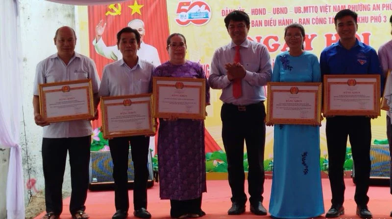 Trao tặng Bằng khen của Tỉnh ủy cho tập thể, cá nhân xuất sắc trong thực hiện "Ngày thứ 7 văn minh" tại ngày hội. 