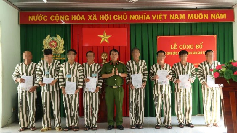 Lãnh đạo Công an tỉnh Bình Dương trao Quyết định Đặc xá 2025 của Chủ tịch nước cho các phạm nhân có quá trình cải tạo tốt.