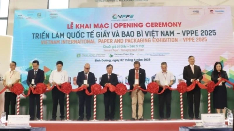 Các đại biểu thực hiện nghi thức khai mạc triển lãm.