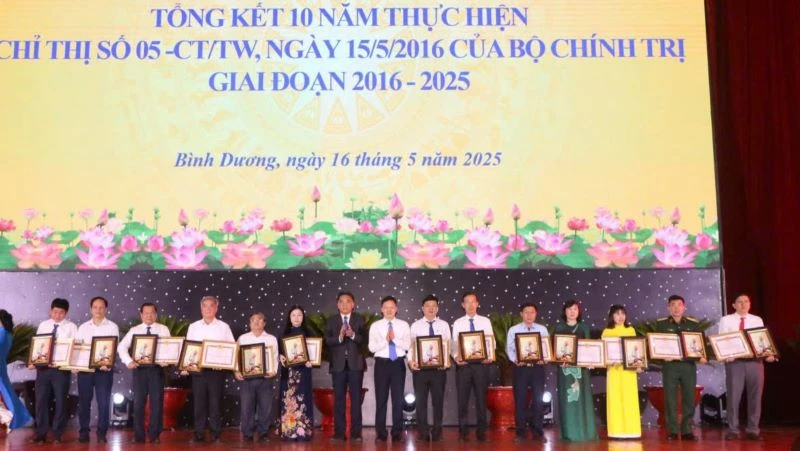 Trao tặng Bằng khen của Tỉnh ủy Bình Dương cho các tập thể tiêu biểu trong học tập và làm theo tư tưởng, đạo đức, phong cách Hồ Chí Minh giai đoạn 2016-2025.