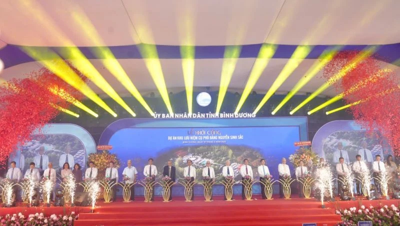 Nguyên Chủ tịch nước Nguyễn Minh Triết và các đại biểu thực hiện nghi thức khởi công dự án Khu lưu niệm Cụ Phó bảng Nguyễn Sinh Sắc.