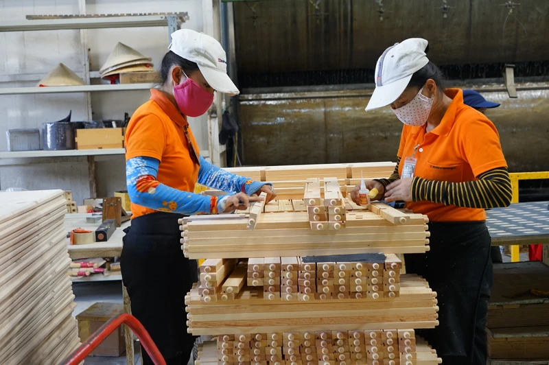 Sản xuất mặt hàng gỗ xuất khẩu.