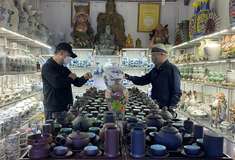 Khách du lịch tham quan, mua sắm tại chợ gốm Bát Tràng.