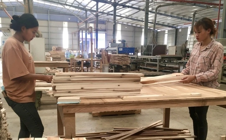 Sản xuất gỗ xuất khẩu tại Công ty Cổ phần TAVICO (Đồng Nai).
