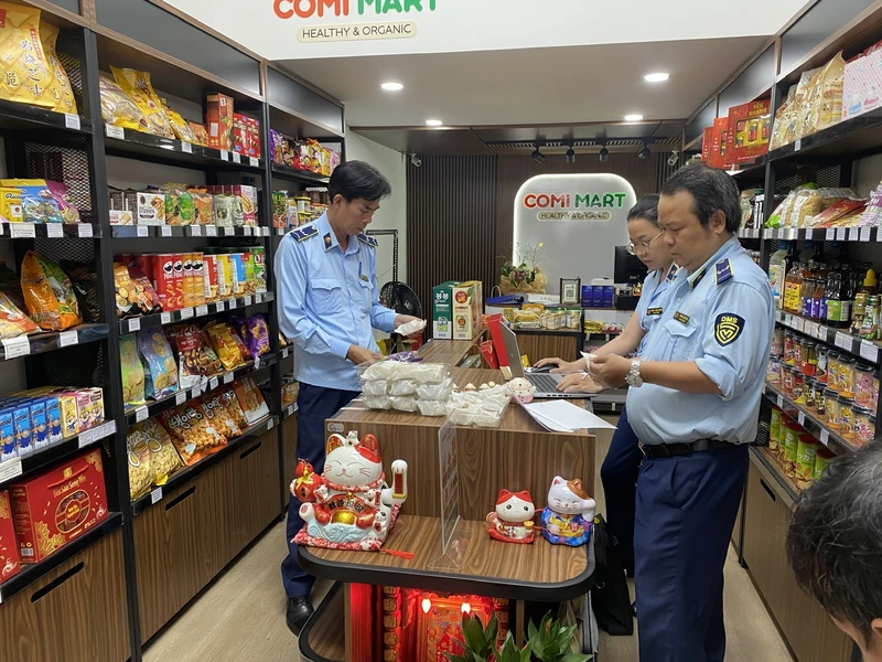 Lực lượng quản lý thị trường kiểm đếm bánh Trung thu không rõ nguồn gốc, xuất xứ.