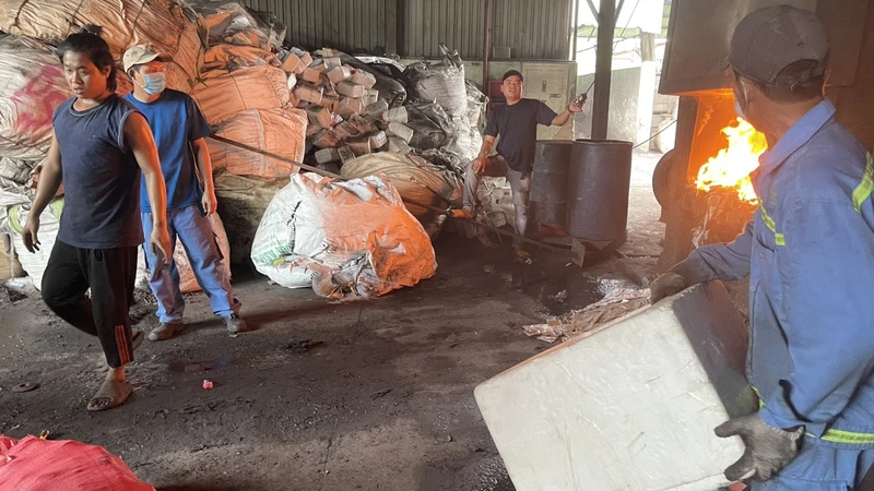 Hàng hóa vi phạm được đưa vào lò đốt tiêu huỷ tại Công ty Môi trường Đô thị Sài Gòn (huyện Vĩnh Cửu, tỉnh Đồng Nai)