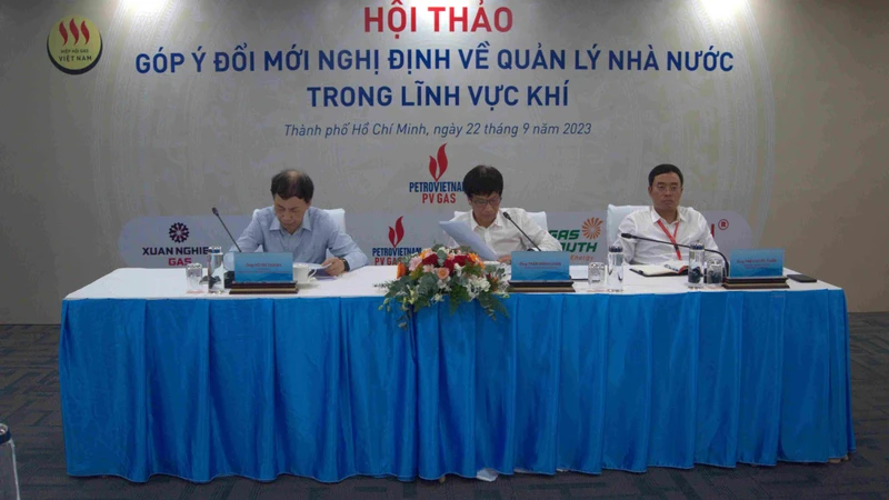 Các đại biểu chủ trì Hội thảo “Góp ý đổi mới Nghị định về quản lý nhà nước trong lĩnh vực kinh doanh khí”