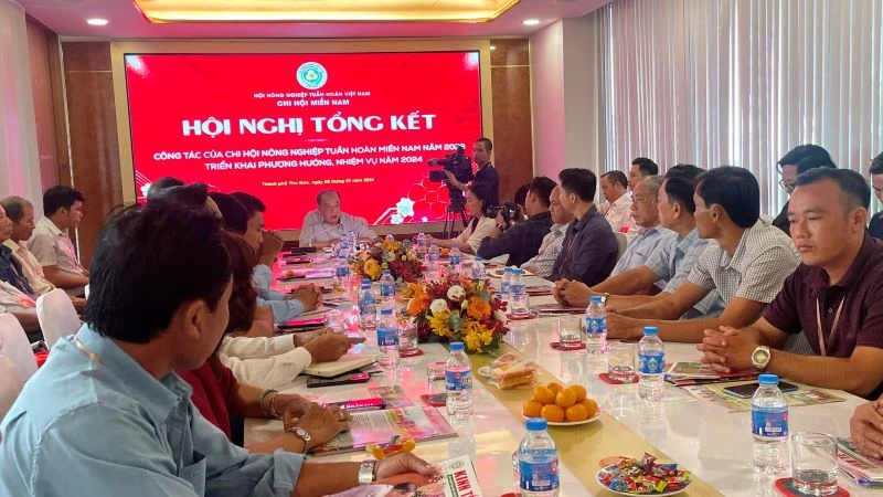 Các hội viên Chi hội nông nghiệp tuần hoàn miền nam nghe chia sẻ về cách thức triển khai hiệu quả nông nghiệp hữu cơ.