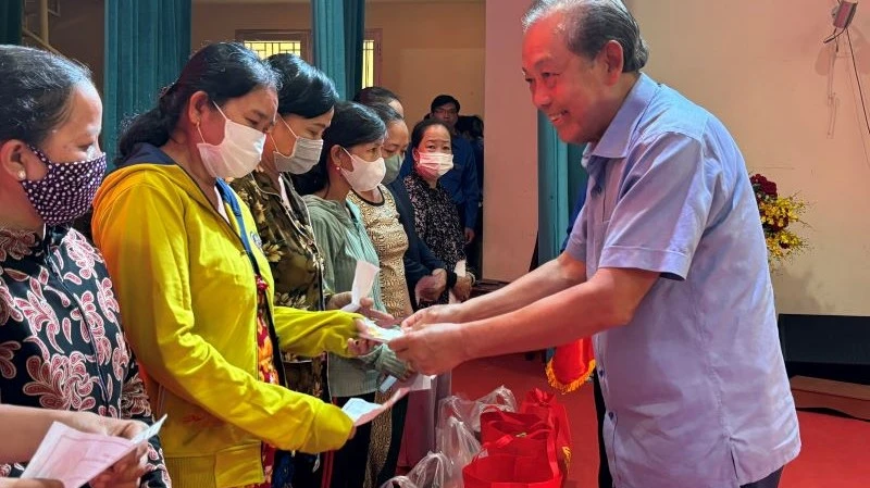 Nguyên Ủy viên Bộ Chính trị, nguyên Phó Thủ tướng Trương Hoà Bình trao quà Tết cho các hộ gia đình.