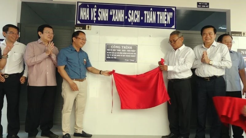 Các đại biểu thực hiện nghi thức khánh thành công trình Nhà vệ sinh "Xanh-sạch-thân thiện".