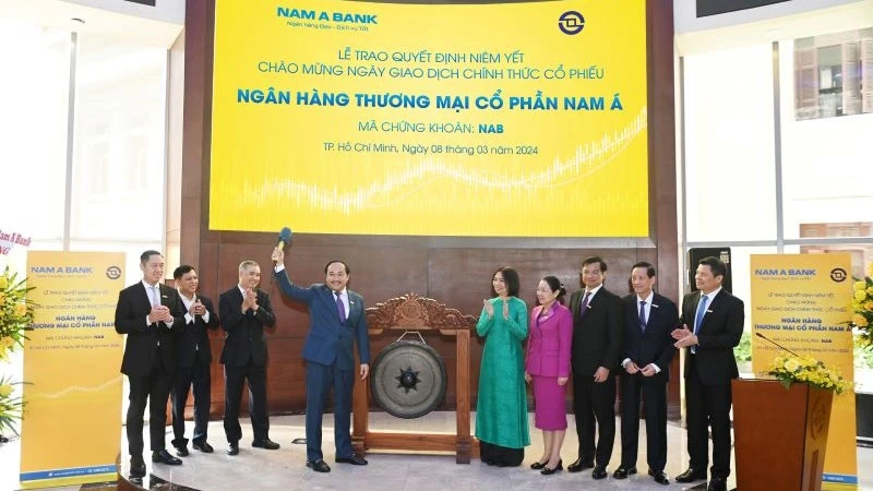Nghi lễ đánh cồng-báo hiệu giờ giao dịch chính thức đầu tiên của cổ phiếu NAB được bắt đầu.