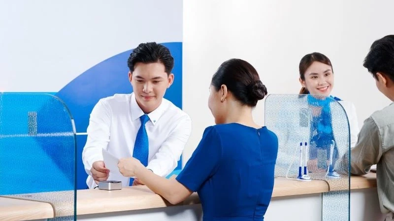 Tăng trưởng tín dụng tháng 3/2024 ở mức cao so với cùng thời điểm những năm gần đây. Ảnh: Khách hàng giao dịch tại Ngân hàng ACB.