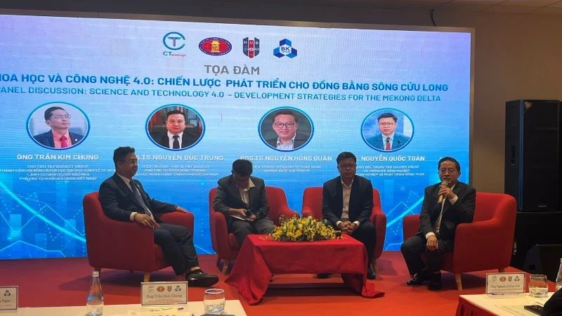 Các đại biểu tham gia tọa đàm tại Diễn đàn cấp cao “Khoa học và Công nghệ 4.0: Chiến lược phát triển cho đồng bằng sông Cửu Long”. (Ảnh: ANH THƯ)