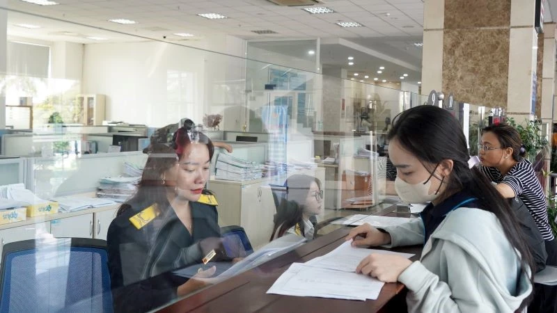 Người nộp thuế làm thủ tục thuế tại Cục Thuế Thành phố Hồ Chí Minh. Ảnh THẾ ANH