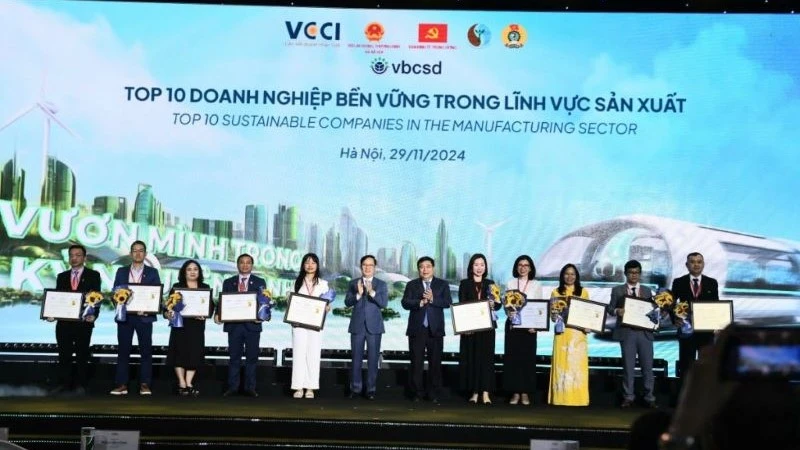 Cao-su Chư Păh nằm trong Top 10 Doanh nghiệp bền vững lĩnh vực sản xuất (đại diện Cao-su Chư Păh ngoài cùng bên trái).