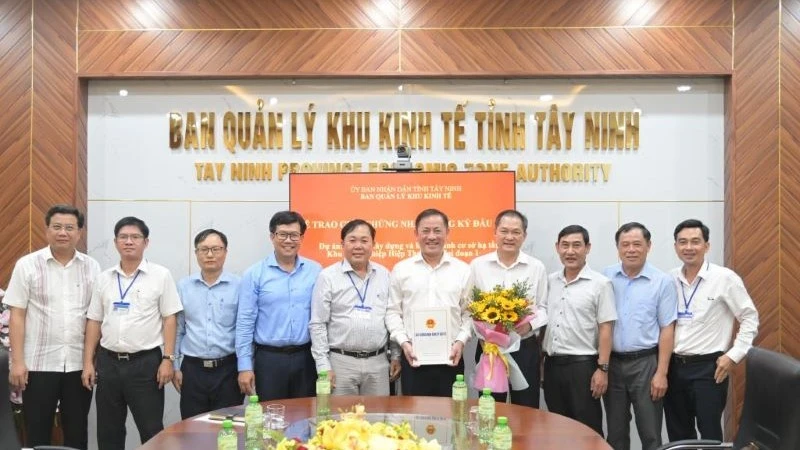 Ông Trương Văn Hùng, Trưởng Ban Quản lý Khu kinh tế tỉnh Tây Ninh trao chứng nhận đăng ký đầu tư dự án Khu công nghiệp Hiệp Thạnh giai đoạn 1 cho Phó Tổng Giám đốc VRG Đỗ Hữu Phước.