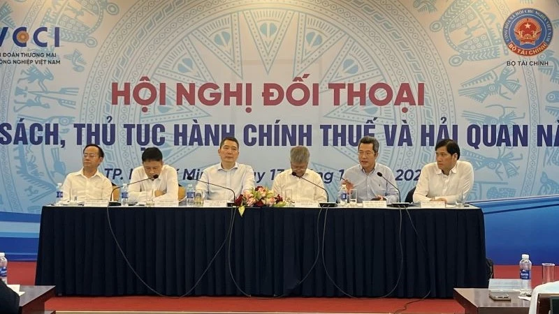 Các đại biểu chủ trì Hội nghị đối thoại với doanh nghiệp về chính sách, thủ tục hành chính thuế và hải quan.