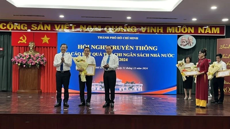 Lãnh đạo Thành phố Hồ Chí Minh trao bằng khen các doanh nghiệp tiêu biểu nộp ngân sách nhà nước năm 2024. 