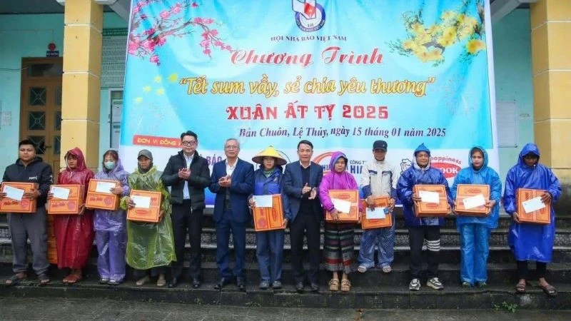 Đại diện lãnh đạo Hội Nhà báo Việt Nam, lãnh đạo VRG trao quà cho người dân xã Kim Thủy, huyện Lệ Thủy, tỉnh Quảng Bình.