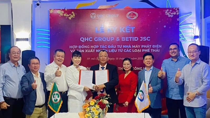 Đại diện lãnh đạo Tập đoàn QHC Global và Công ty cổ phần Đầu tư và Phát triển Công nghệ Môi trường Bình Phước tại lễ ký kết hợp tác.