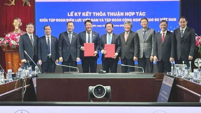 Lãnh đạo hai tập đoàn VRG và EVN trao biên bản ký kết thoả thuận hợp tác.