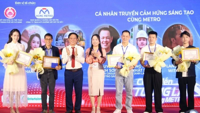Trao giải cá nhân cuộc thi "Chạm đến tương lai cùng Metro".