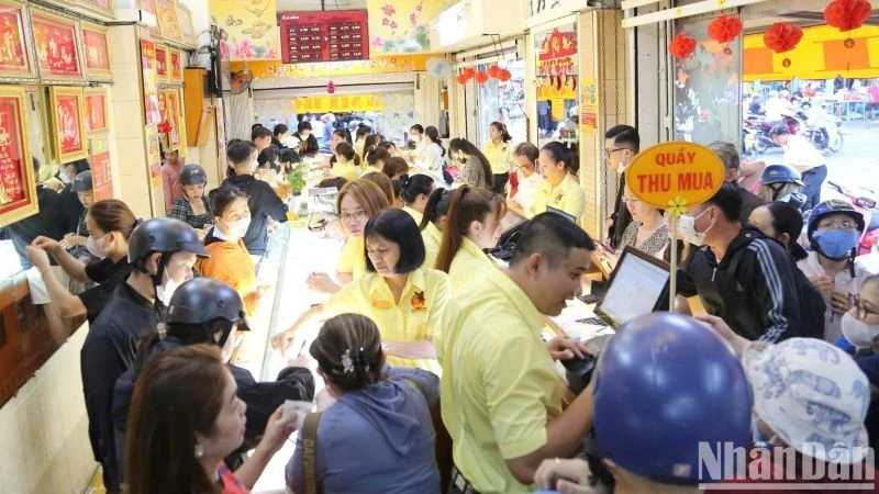 Các cửa hàng kinh doanh vàng miếng trên địa bàn Thành phố Hồ Chí Minh phải treo bảng hiệu nhận diện được cấp phép hoạt động. (Ảnh: THẾ ANH)