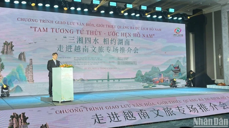 Ông Tưởng Địch Phi - Phó Chủ tịch Ủy ban nhân dân tỉnh Hồ Nam (Trung Quốc) phát biểu tại chương trình. (Ảnh: ANH TUẤN)