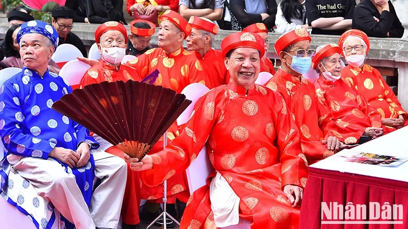 Người cao tuổi dự lễ hội chùa Láng, quận Đống Đa, Hà Nội vào tháng 4/2023. (Ảnh: THỦY NGUYÊN) 