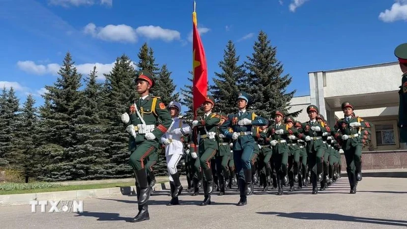 Đoàn Quân đội nhân dân Việt Nam tham gia diễu binh trên Quảng trường Đỏ trong giờ tập luyện. (Ảnh: Tâm Hằng/TTXVN) 