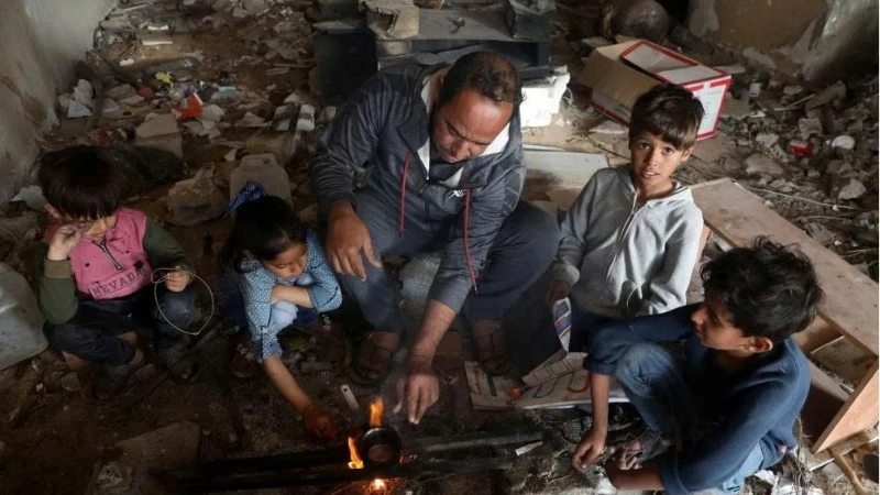 Người dân sống trong một ngôi nhà đã bị phá hủy ở Gaza. (Ảnh: TÂN HOA XÃ)