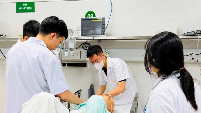 Các bác sĩ Bệnh viện Hữu nghị Việt Đức thực hiện một ca cấp cứu sáng 4/5.