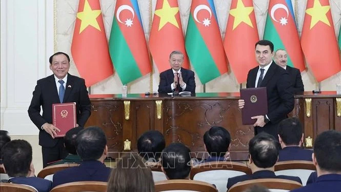 Tổng Bí thư Tô Lâm và Tổng thống Cộng hòa Azerbaijan Ilham Aliyev chứng kiến trao đổi Biên bản ghi nhớ về hợp tác giữa Bộ Văn hóa, Thể thao và Du lịch Việt Nam và Bộ Văn hóa Azerbaijan (Ảnh: Thống Nhất/TTXVN)