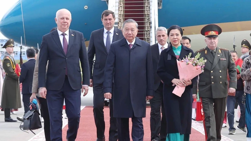 Lễ đón Tổng Bí thư Tô Lâm và Phu nhân tại sân bay quốc tế Minsk. (Ảnh: Thống Nhất/TTXVN) 