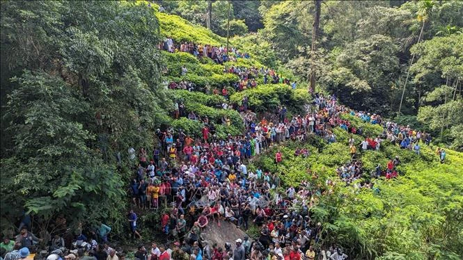 Hiện trường vụ tai nạn xe buýt lao xuống vực tại Kotmale, Sri Lanka, ngày 11/5. (Ảnh: THX/TTXVN) 
