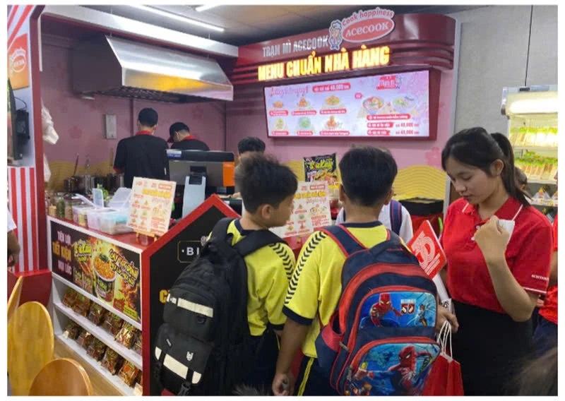 Khách hàng chọn món tại trạm mì