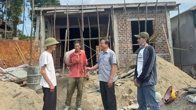 Lãnh đạo cấp ủy, chính quyền xã Lưu Vĩnh Sơn (huyện Thạch Hà) thường xuyên giám sát, đôn đốc tiến độ xây dựng nhà ở cho hộ nghèo, gia đình có công với cách mạng trên địa bàn. (Ảnh: NGÔ TUẤN)