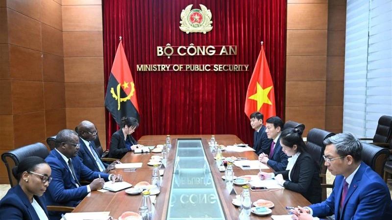Đại tướng Lương Tam Quang tiếp Đại sứ Angola tại Việt Nam Fernando Miguel. (Ảnh: bocongan.gov.vn)