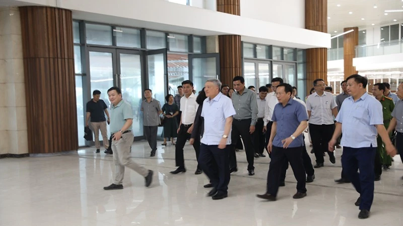 Phó Thủ tướng Thường trực Chính phủ Nguyễn Hòa Bình kiểm tra tiến độ thi công tại Bệnh viện Việt Đức cơ sở 2.