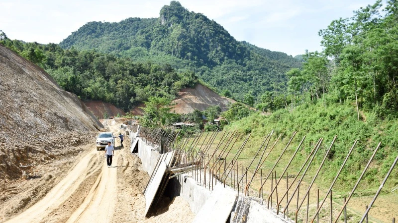Tuyến giao thông kết nối trung tâm các xã vùng lòng hồ Thủy điện bản Vẽ Nhôn Mai, Mai Sơn đến trung tâm huyện Tương Dương.
