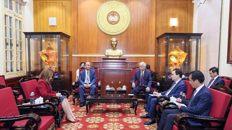 Không khí thân mật tại buổi tiếp.