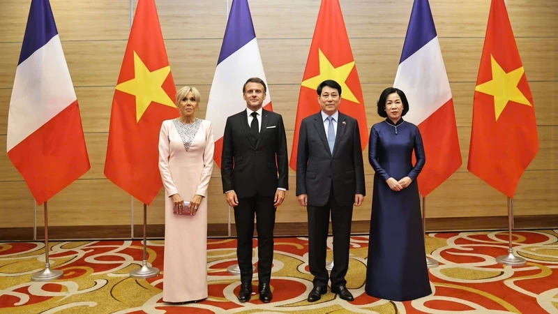 Chủ tịch nước Lương Cường cùng Phu nhân và Tổng thống Pháp cùng Phu nhân tại buổi chiêu đãi tối 26/5.