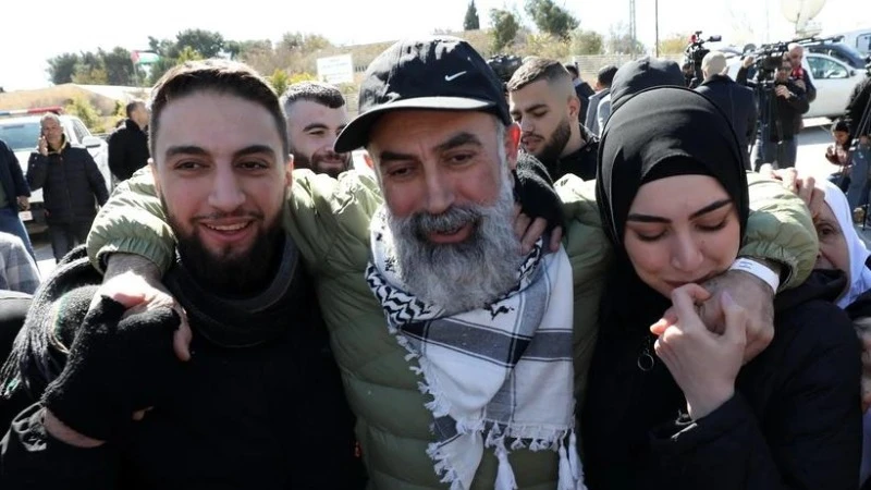 Tù nhân Palestine, được Hamas trả tự do, về tới thành phố Ramallah, Bờ Tây ngày 15/2/2025. (Ảnh: THX/TTXVN) 