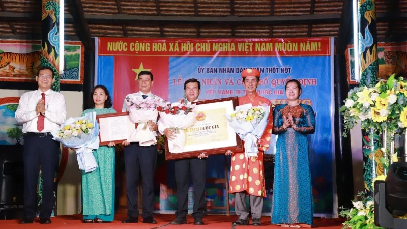 Lãnh đạo thành phố Cần Thơ trao Quyết định và Bằng xếp hạng Di tích kiến trúc nghệ thuật quốc gia Đình Thuận Hưng cho địa phương.