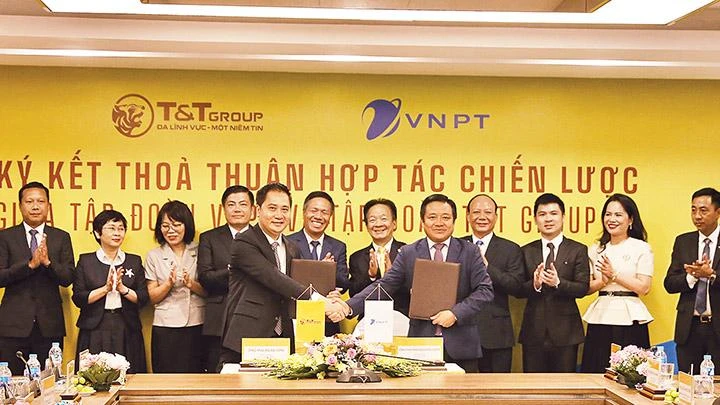 Ông Mai Xuân Sơn, Tổng Giám đốc Tập đoàn T&T Group (bên trái) và ông Huỳnh Quang Liêm, Tổng Giám đốc Tập đoàn VNPT (bên phải) trao Thỏa thuận hợp tác chiến lược tổng thể, toàn diện.