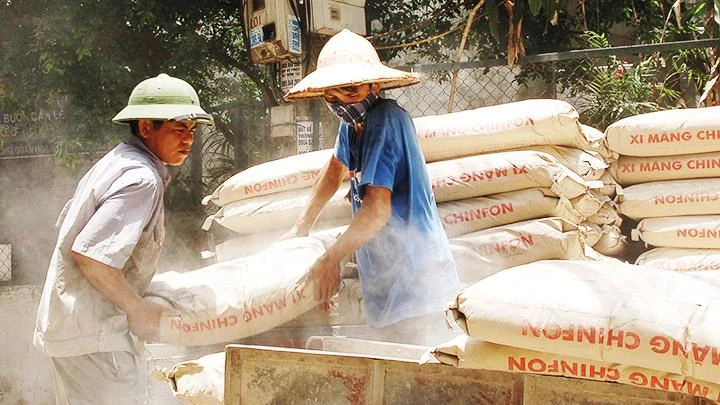Giá xi-măng từ cuối năm 2021 và các tháng đầu năm 2022 có xu hướng tăng nhẹ. Ảnh: NAM ANH