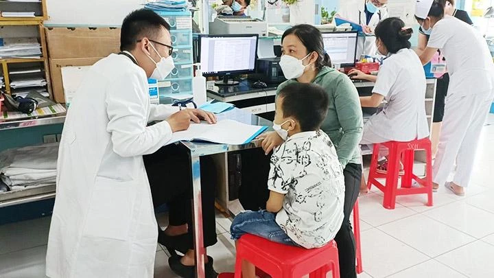 Tư vấn, hỗ trợ điều trị cho các ca mắc sốt xuất huyết.