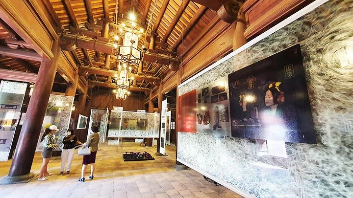 Triển lãm các mẫu thiết kế đạt giải của cuộc thi Designed by Vietnam năm 2021 tại Văn Miếu - Quốc Tử Giám (Hà Nội). 